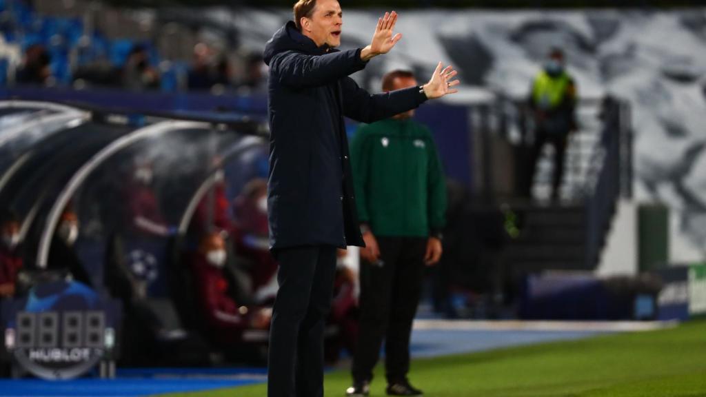 Thomas Tuchel da órdenes a los jugadores del Chelsea