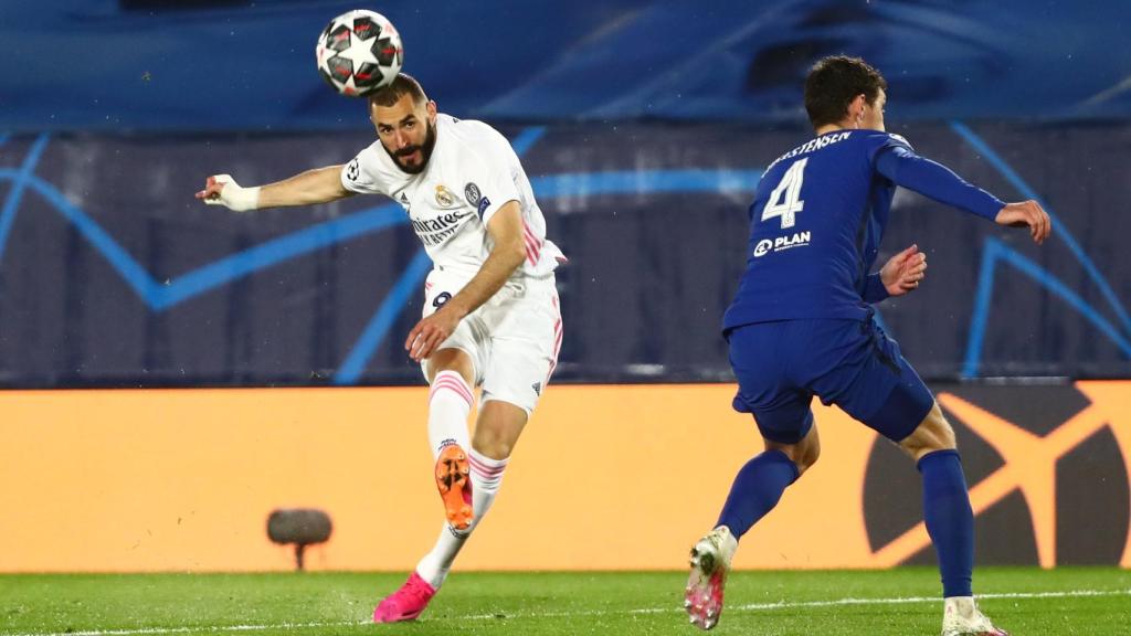 Karim Benzema dispara a la portería del Chelsea