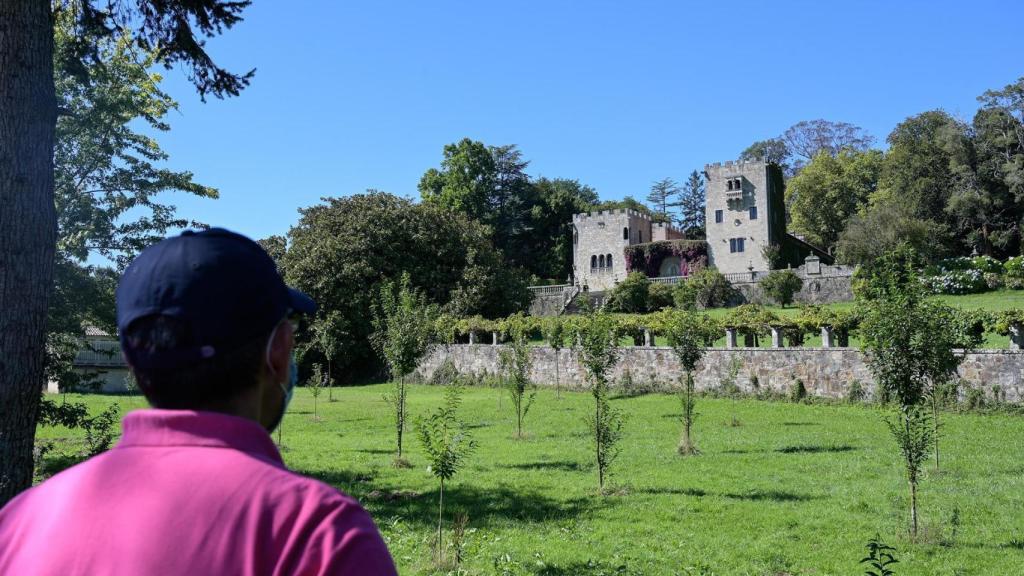 Un hombre observa la fachada del Pazo de Meirás.
