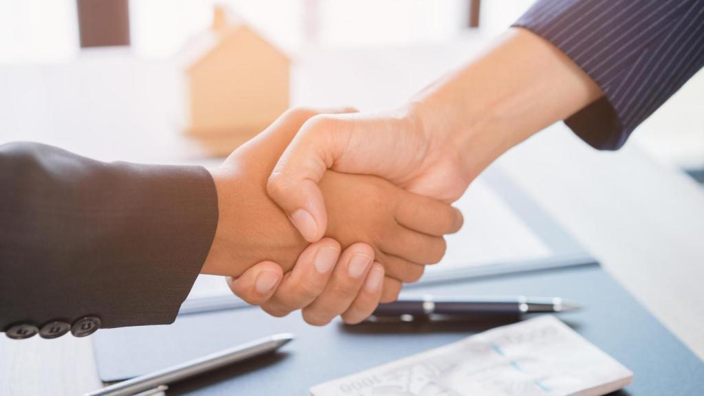 mujer trabajadora ejecutiva acuerdo