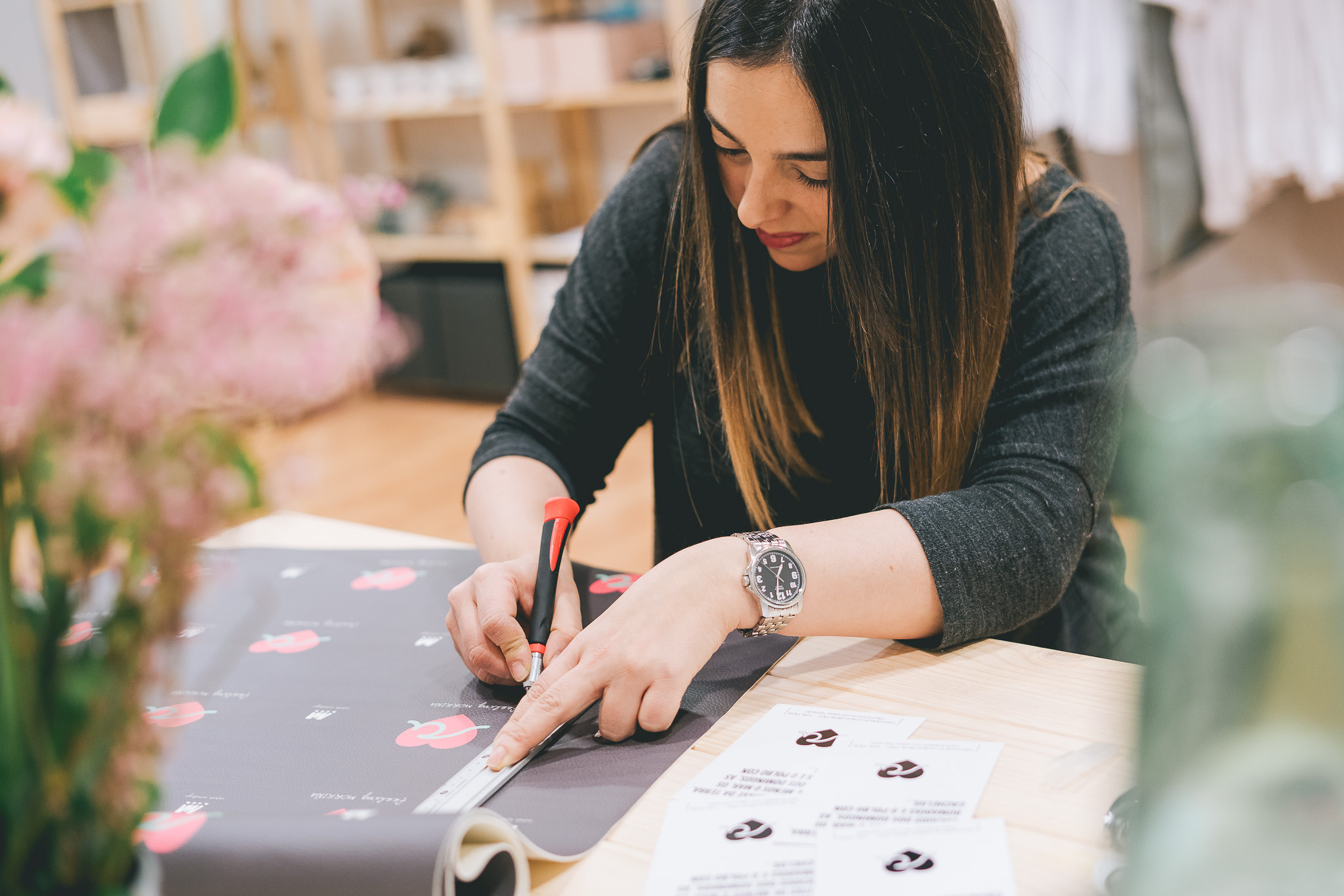 Leticia Castro trabaja en sus productos (Cedida).