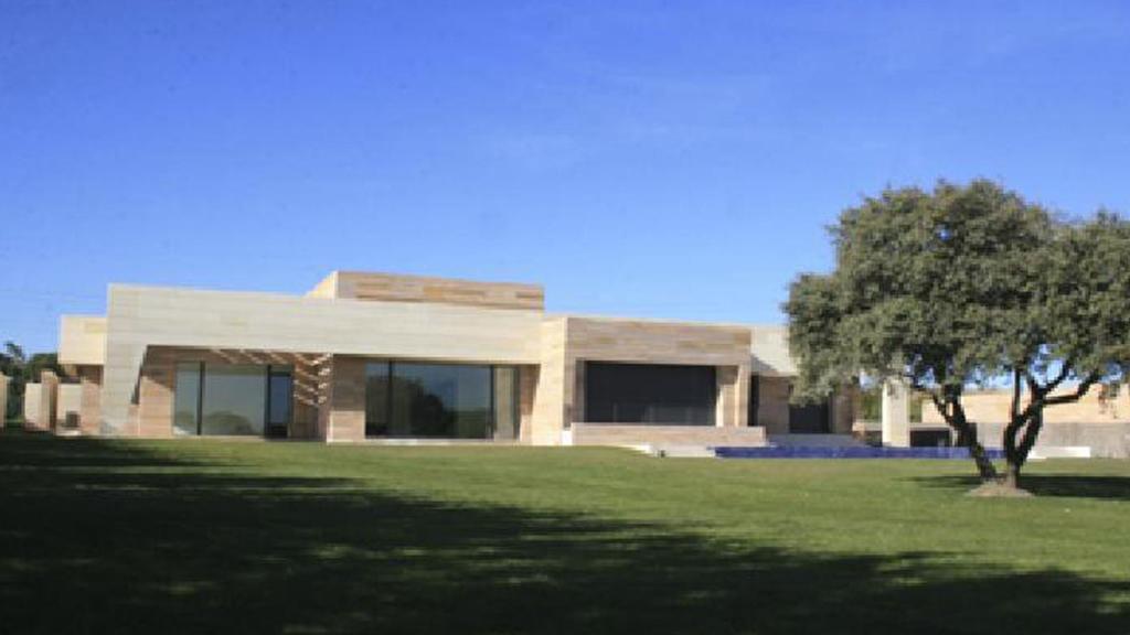 Foto del exterior de la casa que Cristiano tiene a la venta en La Finca, en Madrid.