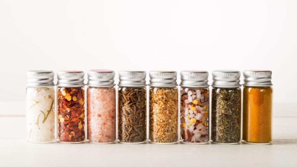 Unos botes con distintos condimentos.