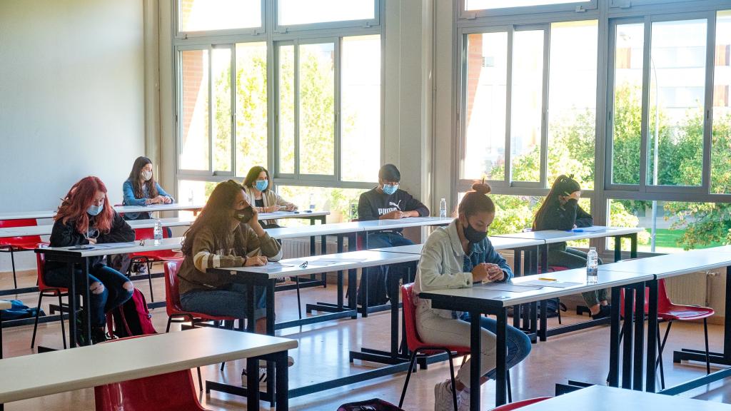 Este 2021, durante los exámenes de EBAU, las ventanas y puertas han de estar abiertas para la ventilación de los espacios.