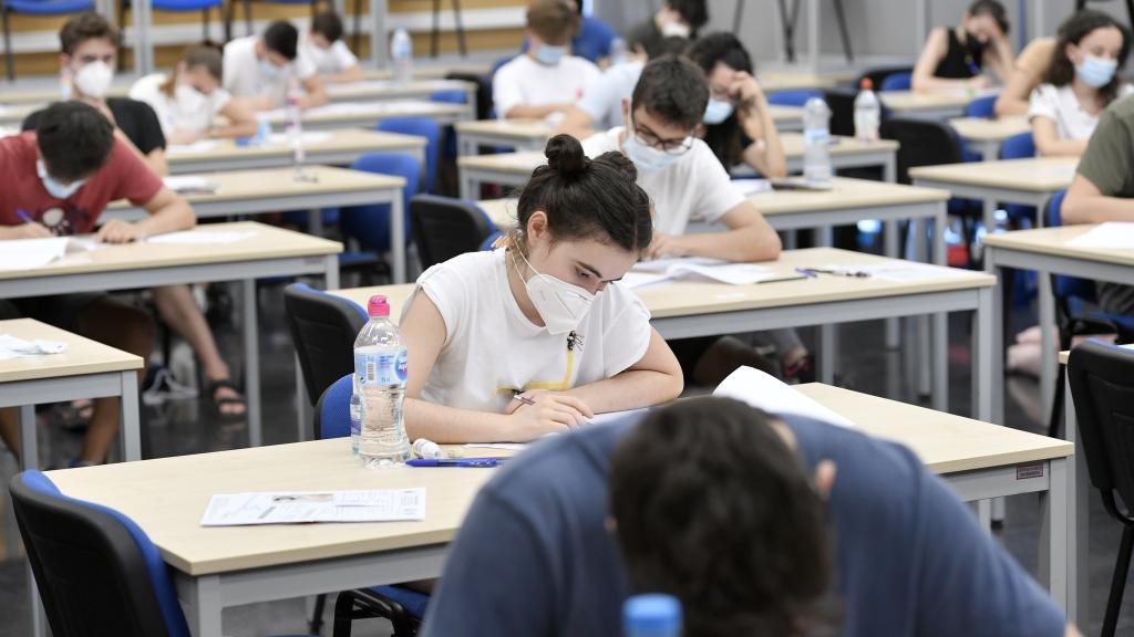 Un grupo de alumnos examinándose en la EBAU de 2020.