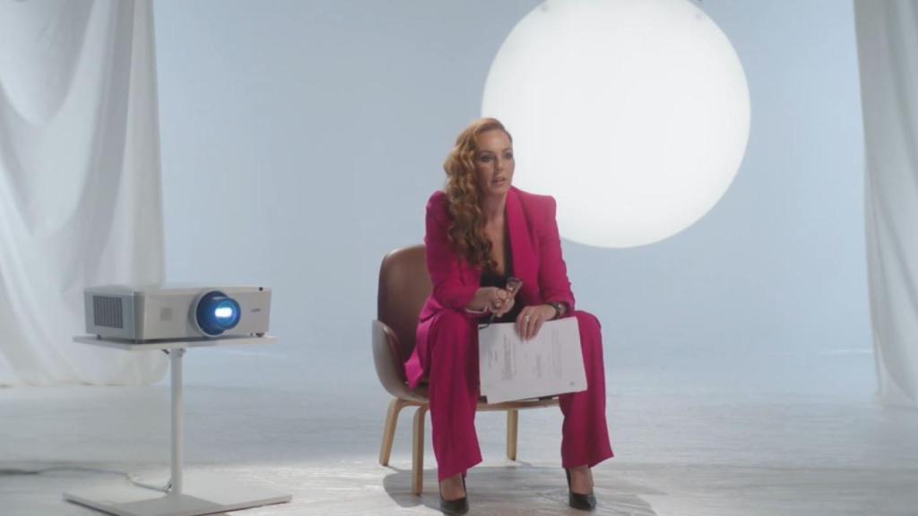 Rocío Carrasco con la documentación en las manos.