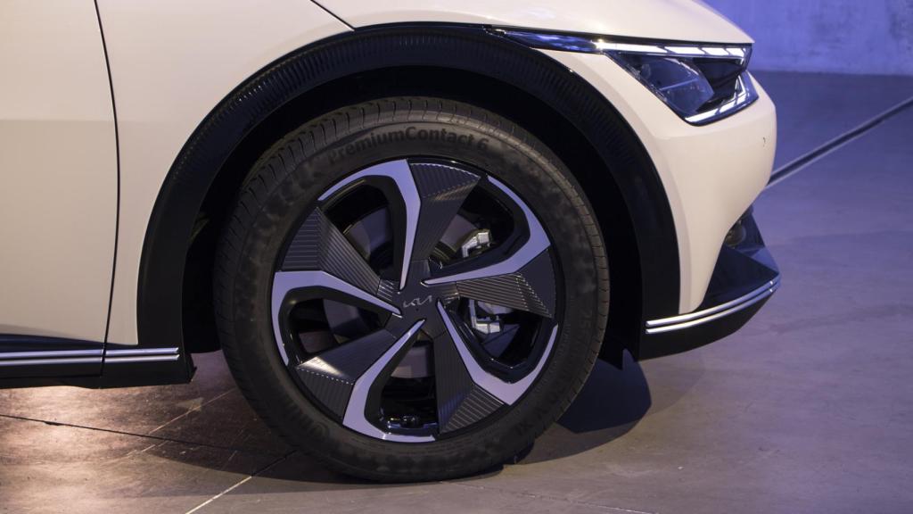 Las llantas de los coches eléctricos suelen tener más tamaño.