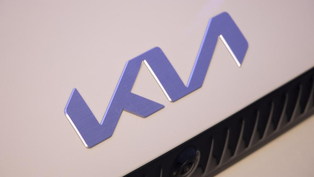 Nuevo logo de la marca sobre el capó.