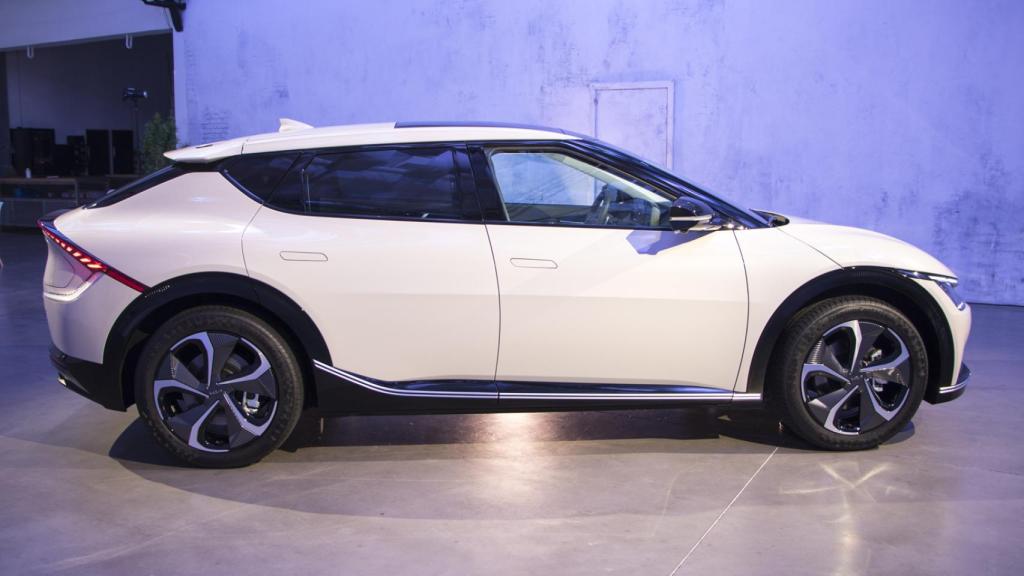 Tiene una altura baja y una línea de techo de tipo coupé.