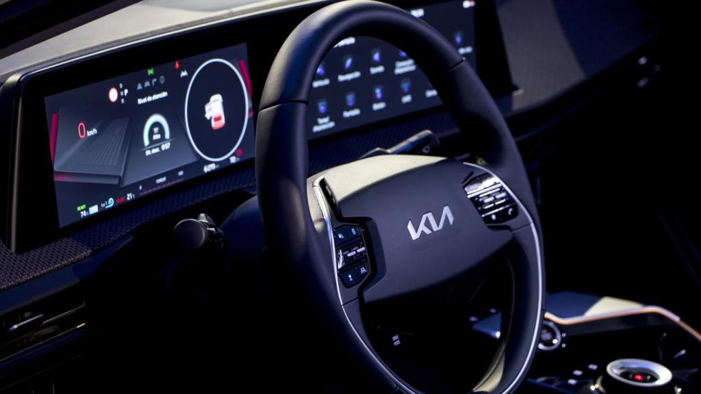 Cuenta con dos pantallas digitales de 12 pulgadas cada una.