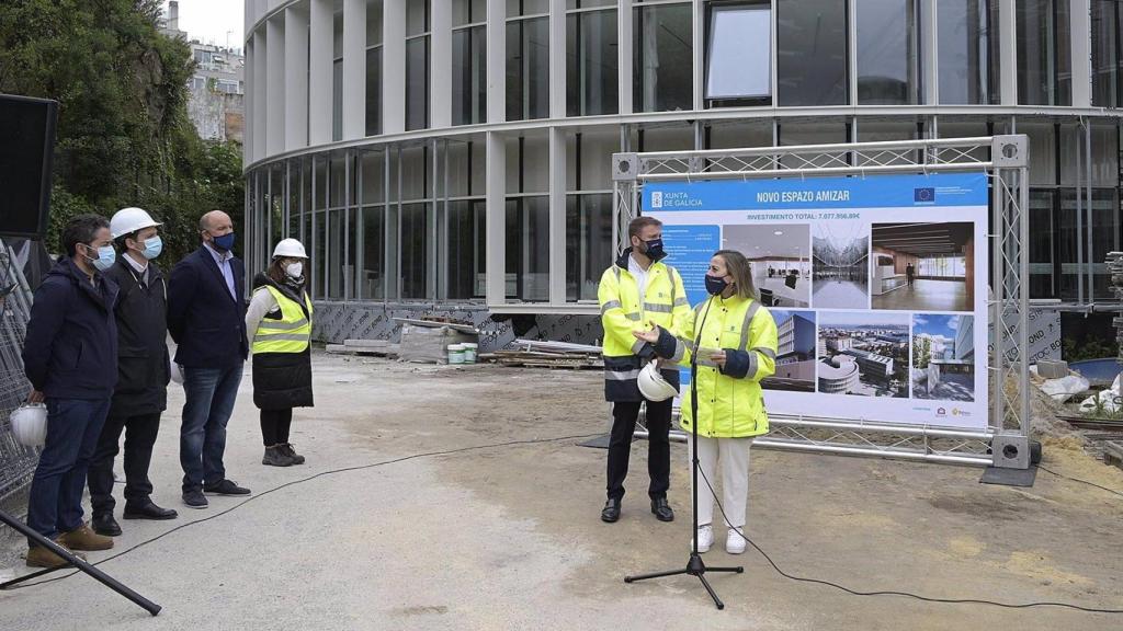 La conselleira de Infraestruturas, Ethel Vázquez, visita la sede del  Espazo Amizar.