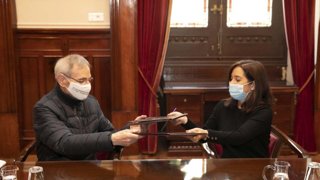 Firma de la alcaldesa de A Coruña y Eduardo Aceña, presidente de Padre Rubinos.
