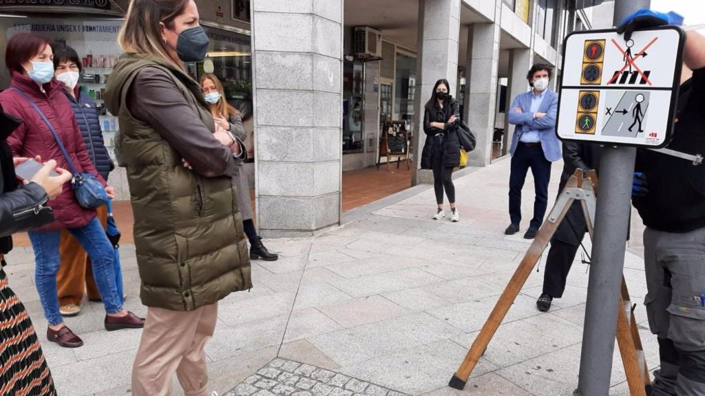 Instalación de los pictogramas en los semáforos de Lugo