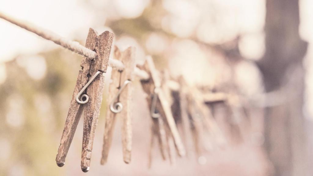 Unas pinzas para tender la ropa.