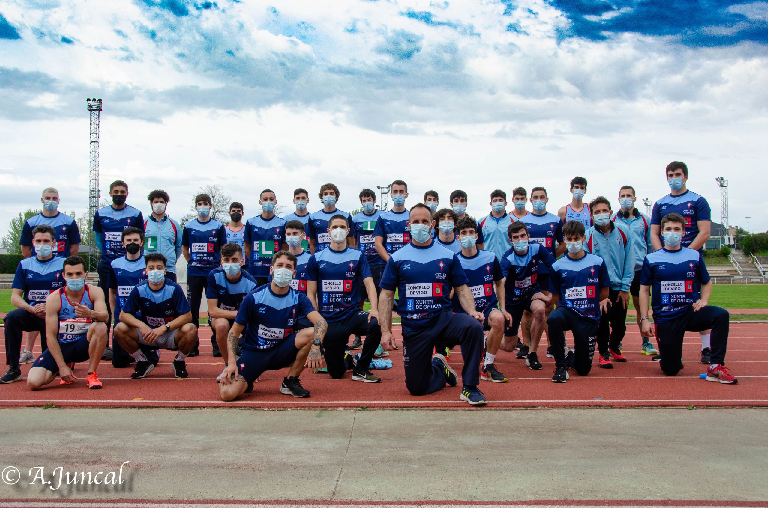 Gonzalo Basconcelo junto al capitán del Celta Atletismo, Fernando Paredes; y el resto del equipo en Salamanca | Foto: Agustín Juncal