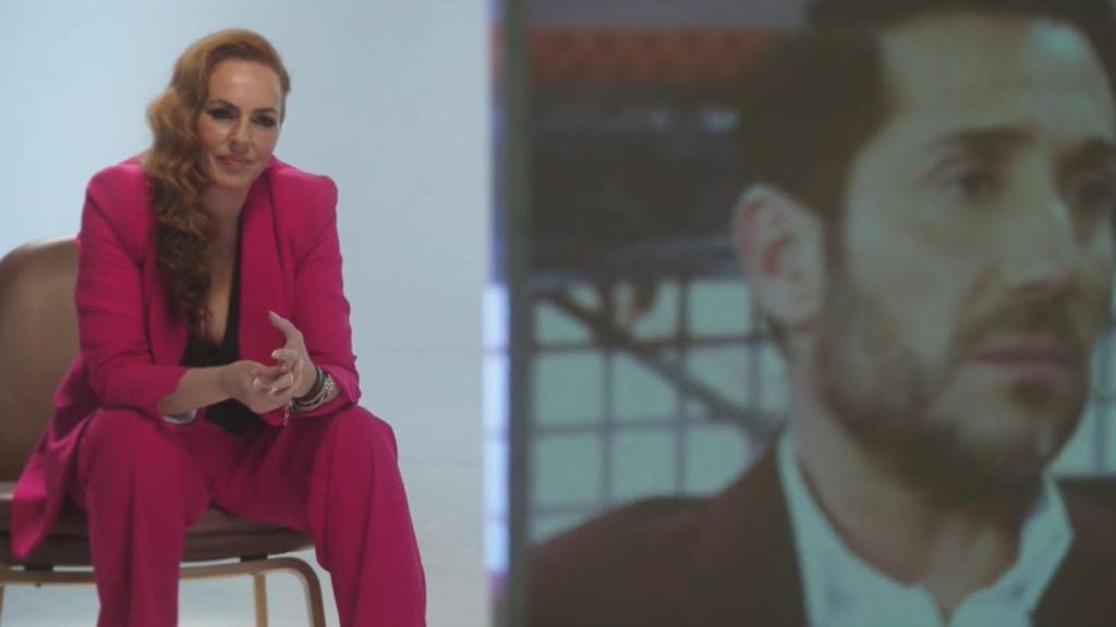 Rocío viendo cómo la vende Antonio David Flores.