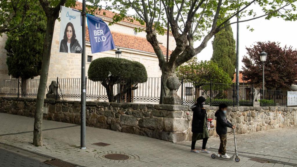 La mayoría de los carteles que adornan Galapagar son de Isabel Díaz Ayuso.