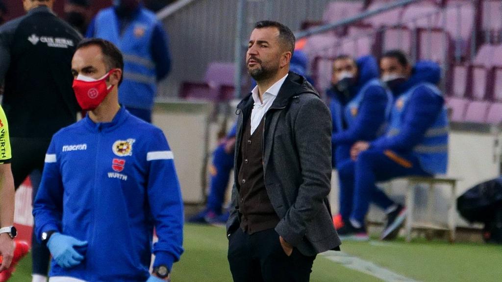 Diego Martínez, dando indicaciones al Granada en la banda