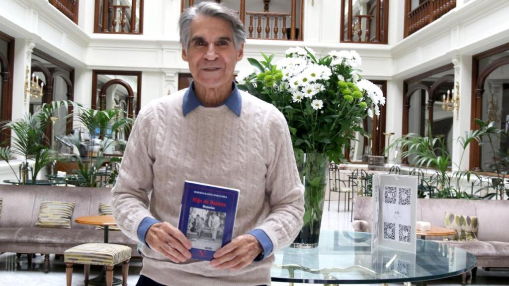 Roberto Batista muestra 'Hijo de Batista', su libro de memorias.