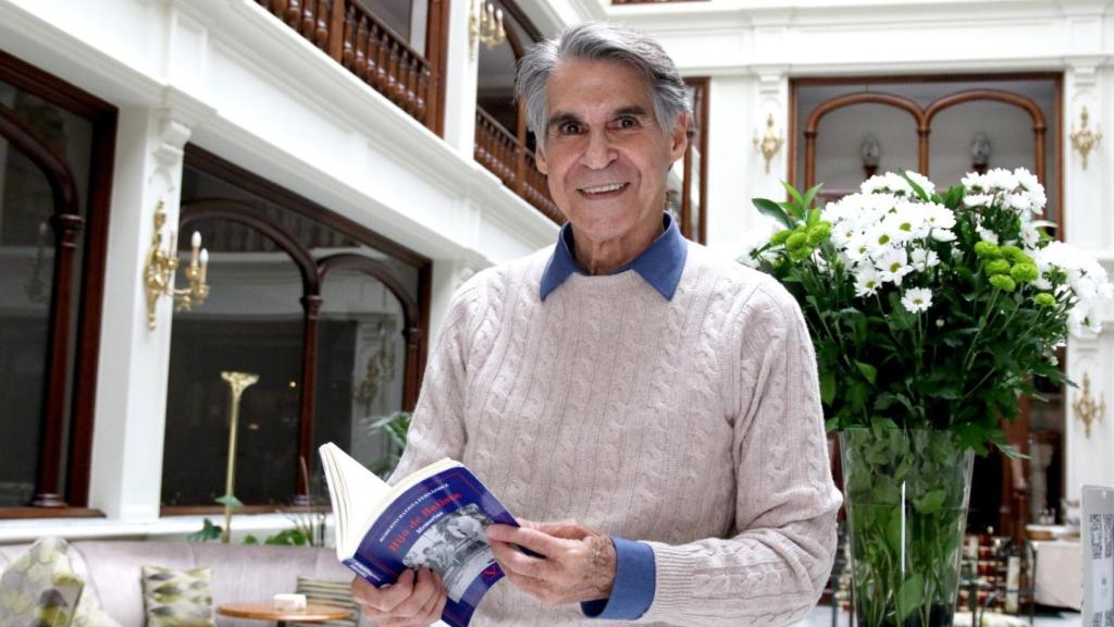 Roberto Batista hojea las páginas de su libro, 'Hijo de Batista'.
