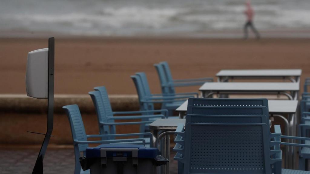 Terraza vacía en primera línea de playa.