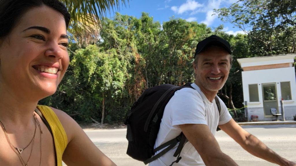 Josep Linuesa junto a su pareja, Mónica Corral.