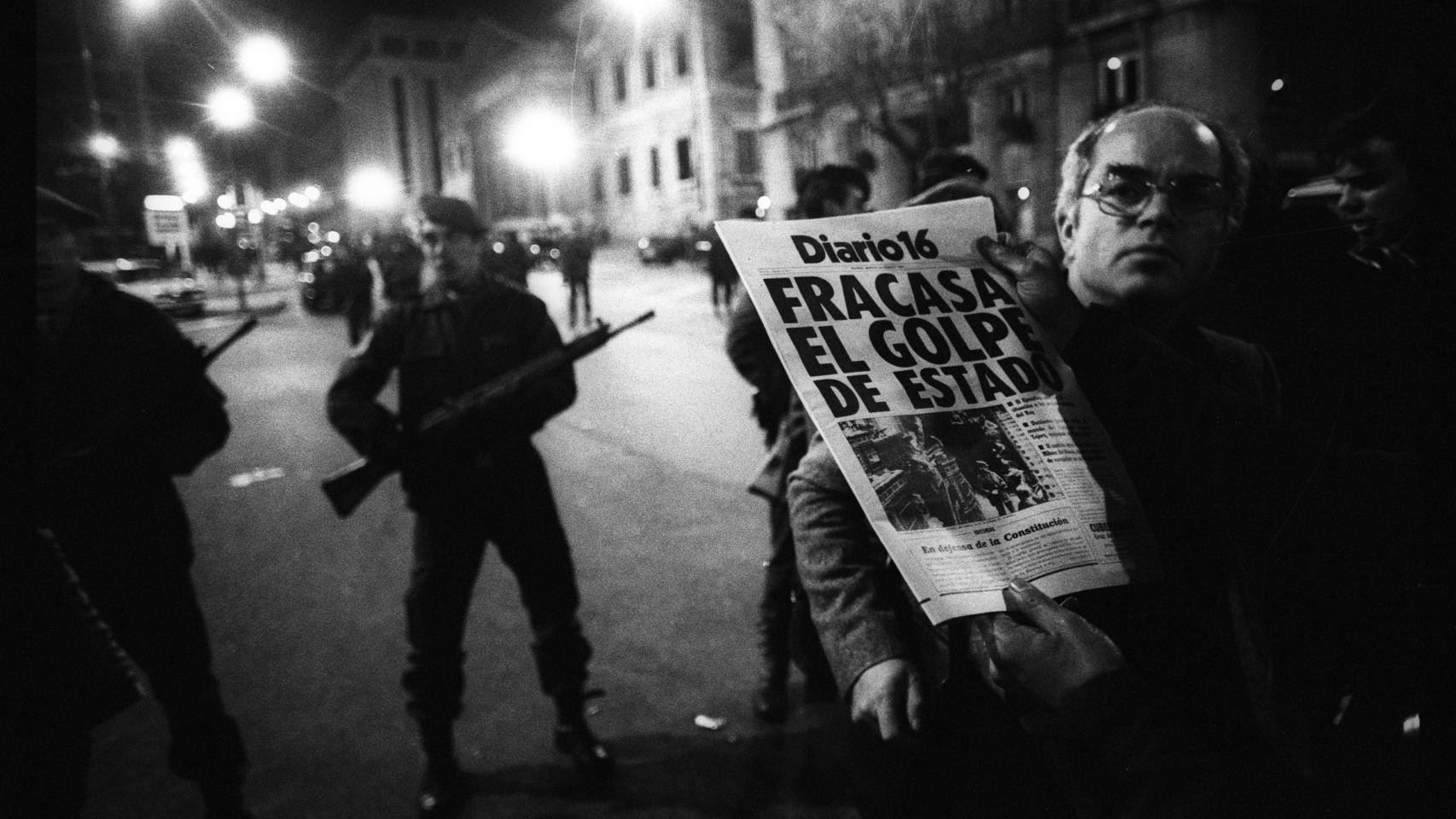 La primera edición de 'Diario 16' llegó junto a Las Cortes de madrugada con el titular que se lee. Sin embargo, Tejero y los guardias que le acompañaron seguían encañonando a esas horas a todos los parlamentarios en el interior del Congreso. Los guardias civiles estaban armados con fusiles de asalto.