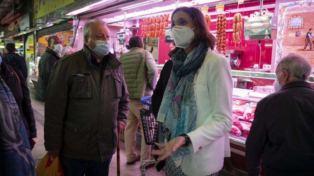 Reyes Maroto, de campaña en el Mercado Maravillas, Madrid.