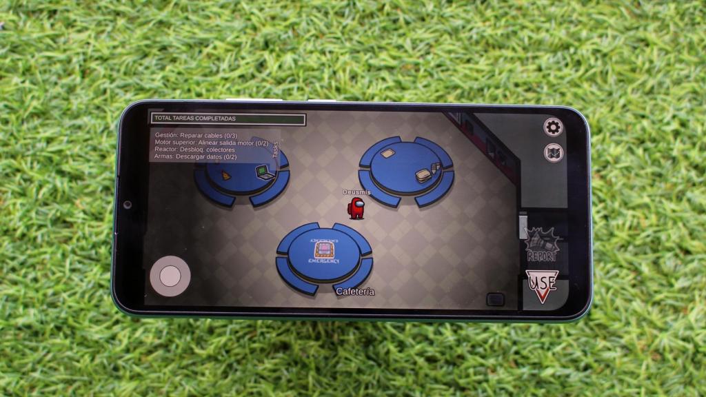 Jugando al Among Us con el Realme C21.