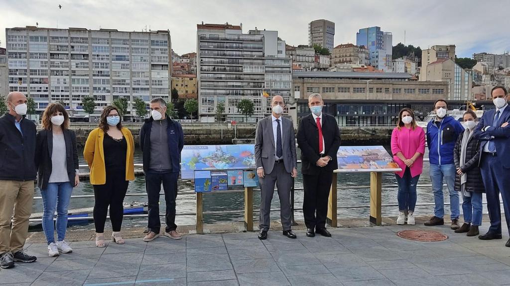 Acto en el que se descubrieron 4 carteles divulgativos instalados en la dársena de A Laxe.