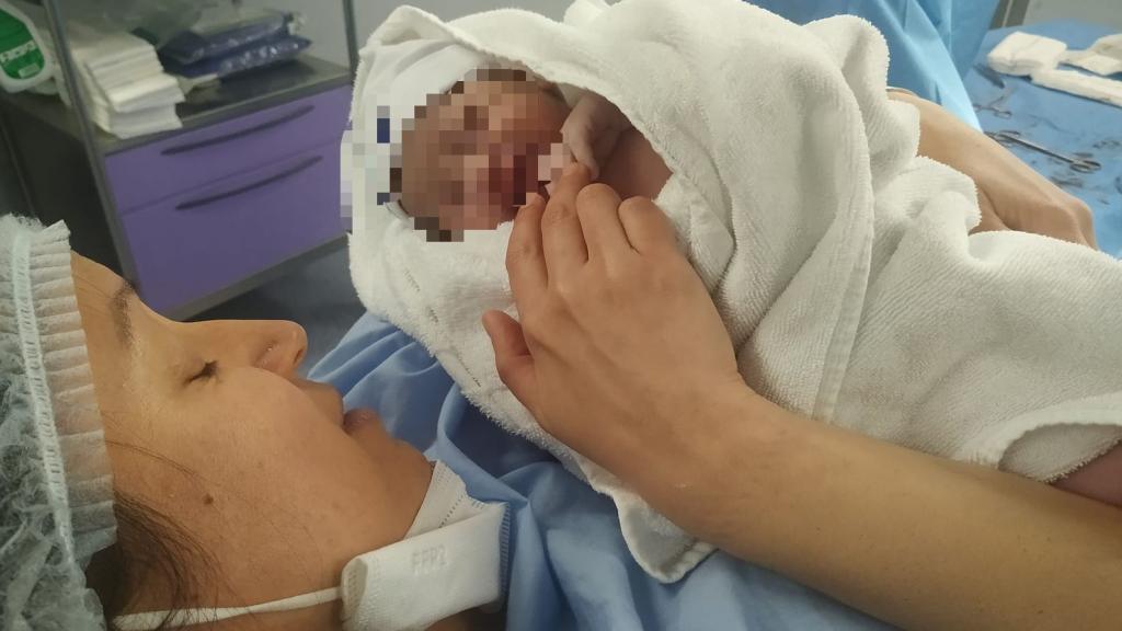 Natalia se bajó la mascarilla un segundo para darle un beso a su hija.