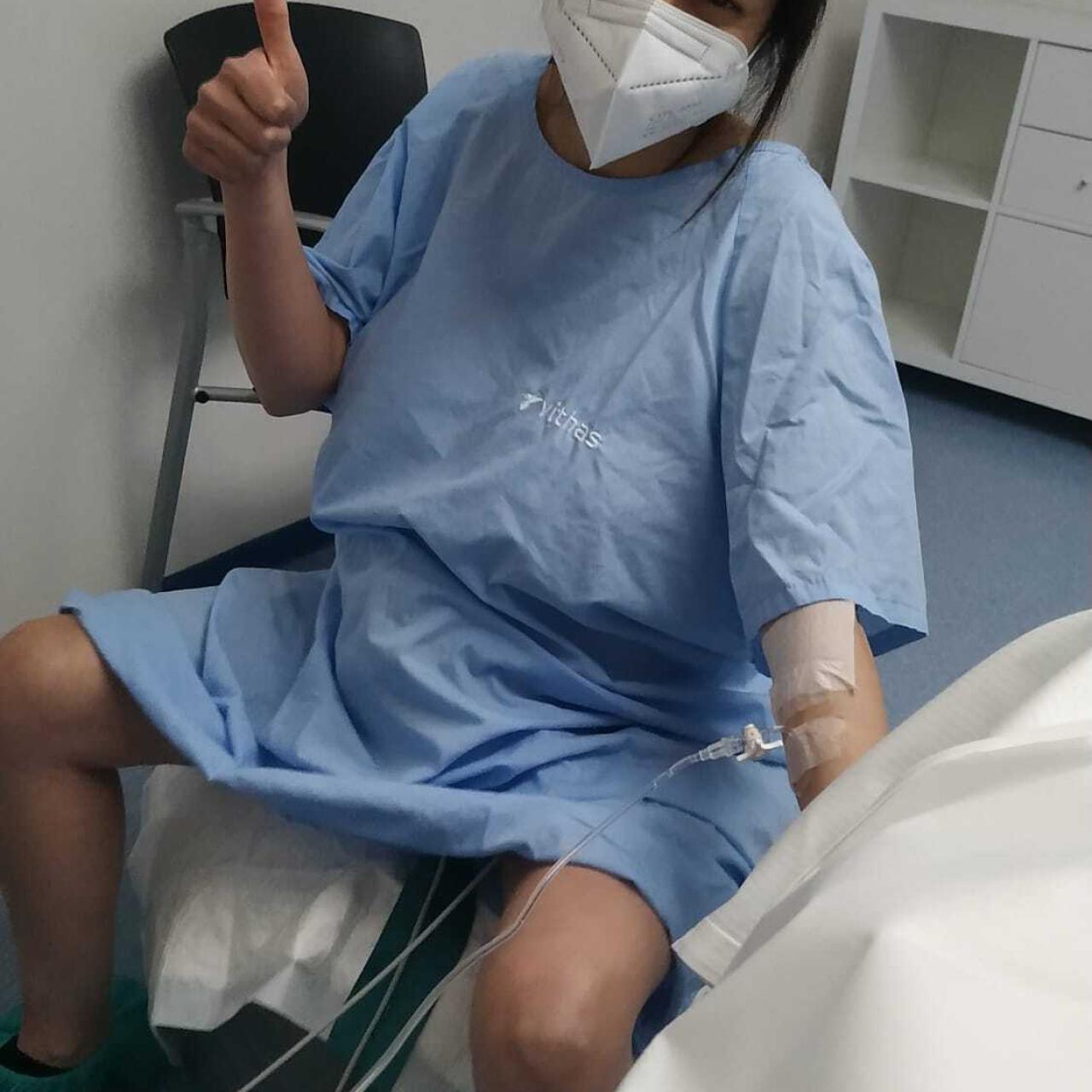 Natalia con la mascarilla, durante la dilatación.