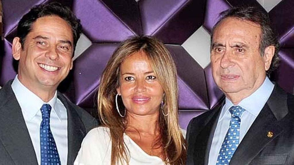 Pedro Trapote Mateo junto a su padre, Pedro Trapote, y la mujer de este, Begoña, en una imagen de archivo fechada en noviembre de 2011