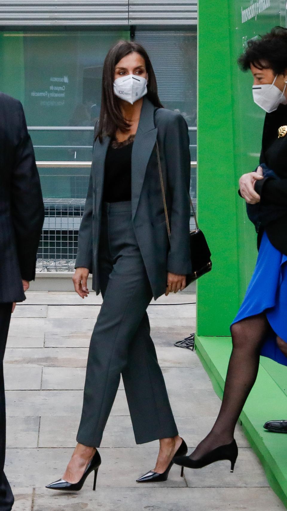 La reina Letizia estrenando traje de chaqueta dos piezas de Bimba & Lola.