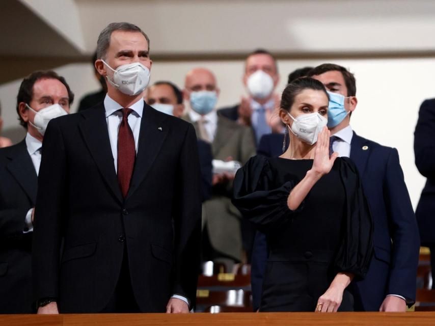 La reina Letizia con blusa de Pertegaz.
