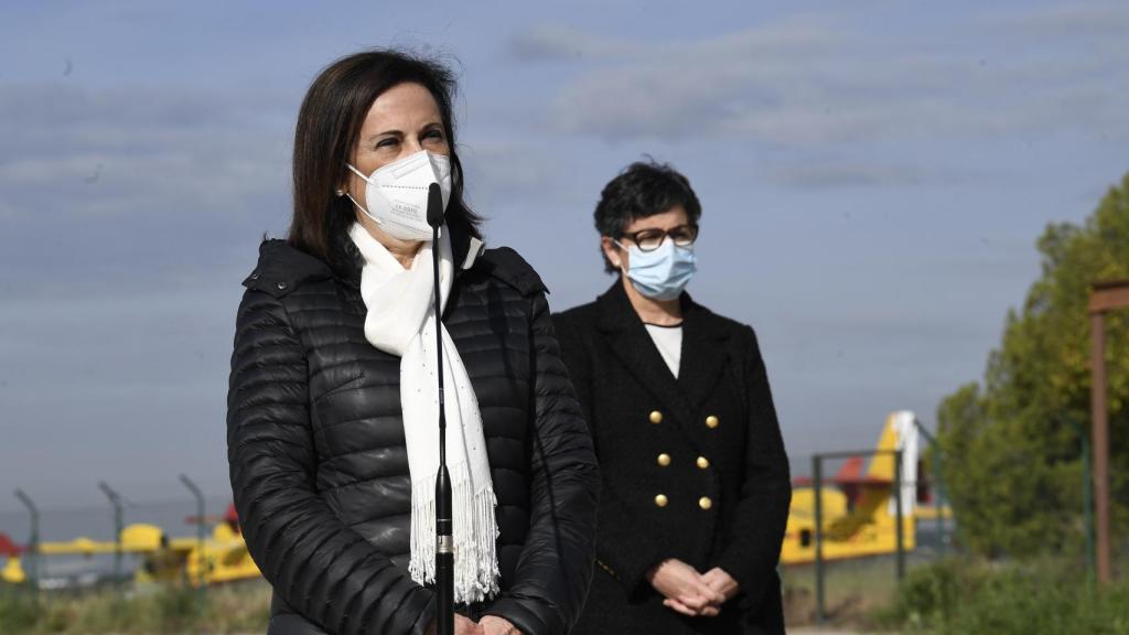 Margarita Robles y Arancha González Laya tras la recepción a los restos de David Beriain y Roberto Fraile.