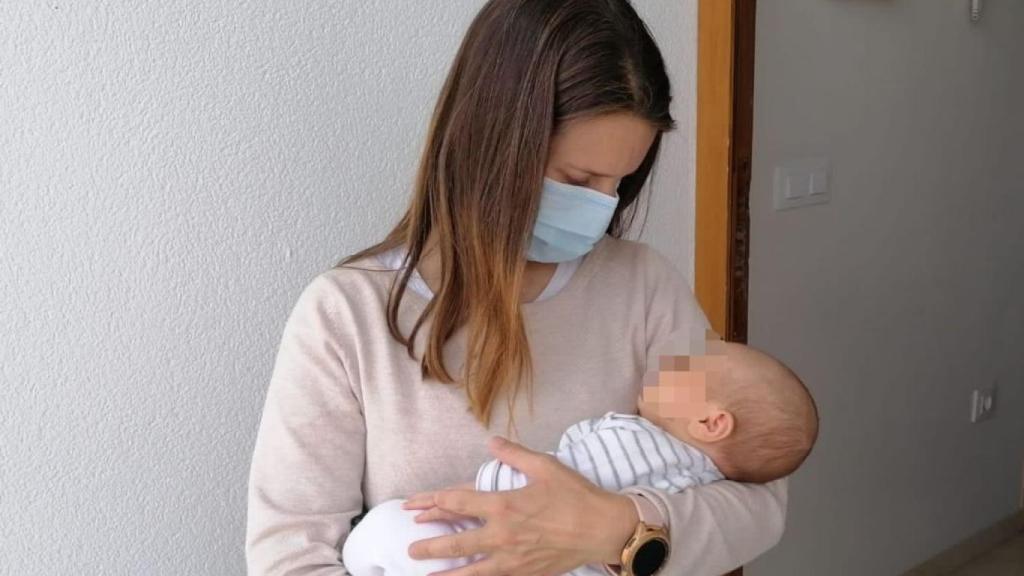 Teresa con su hijo, ya en casa.