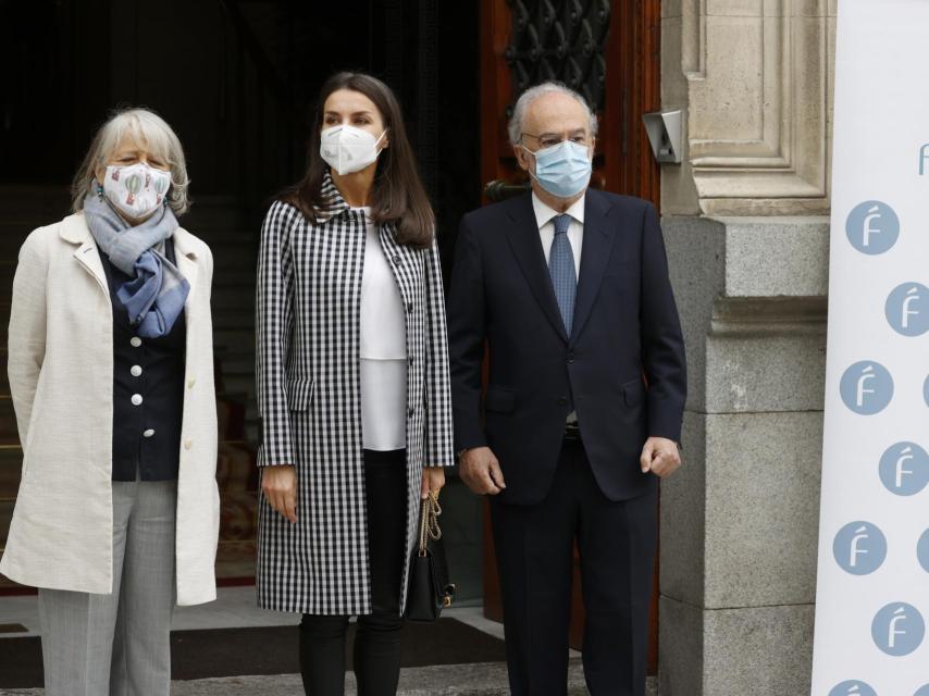 Letizia con una combinación en blanco y negro estrenando abrigo.