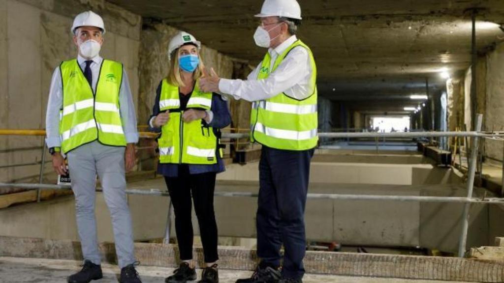 La consejera de Fomento, Marifrán Carazo, junto al de Presidencia, Elías Bendodo, en el metro de Málaga.