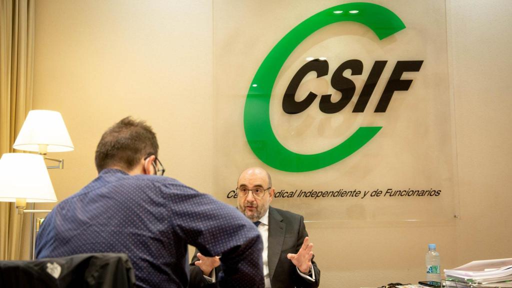 Miguel Borra, en su despacho, durante la entrevista. (Esteban Palazuelos)