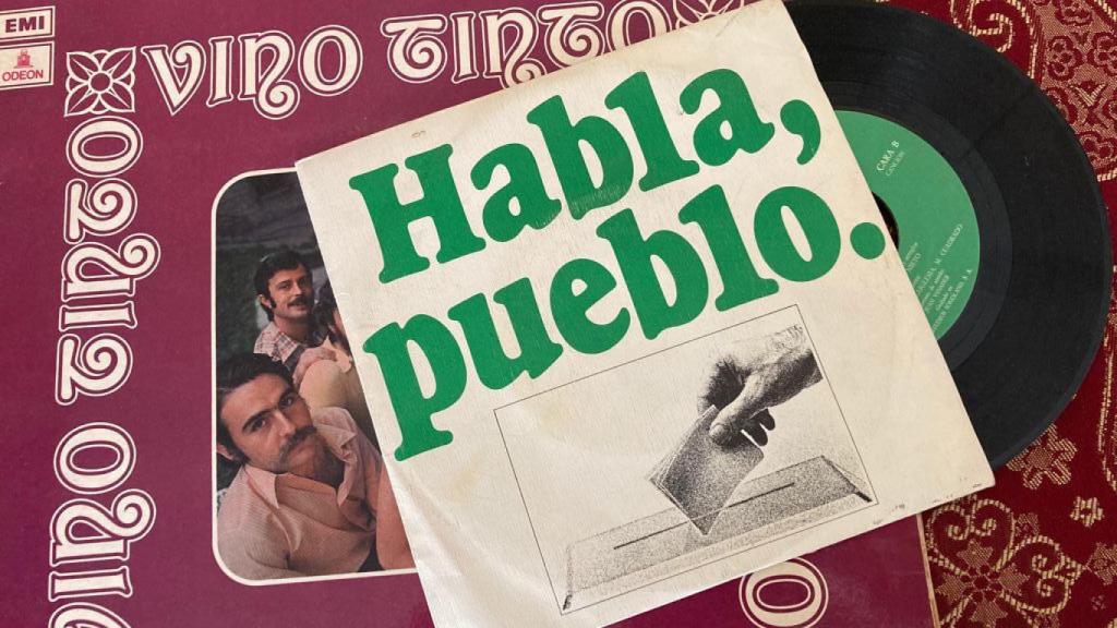 Ortuño, a la izquierda, junto al single de 'Habla, pueblo'.