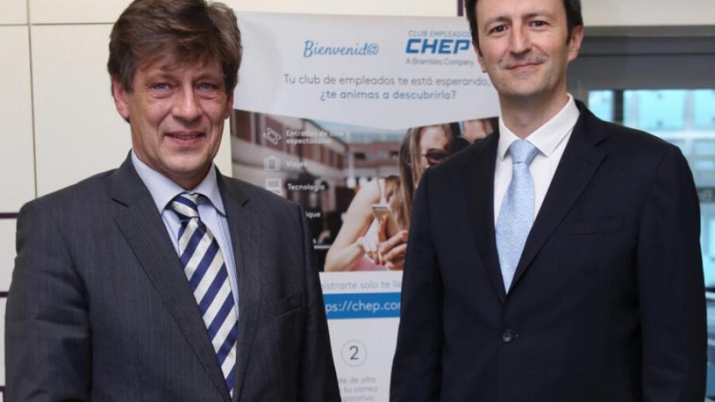 Montañés (derecha), junto a otro ejecutivo.