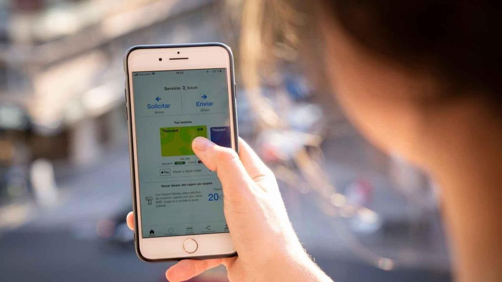 Una usuaria abre la aplicación Bizum en su teléfono.