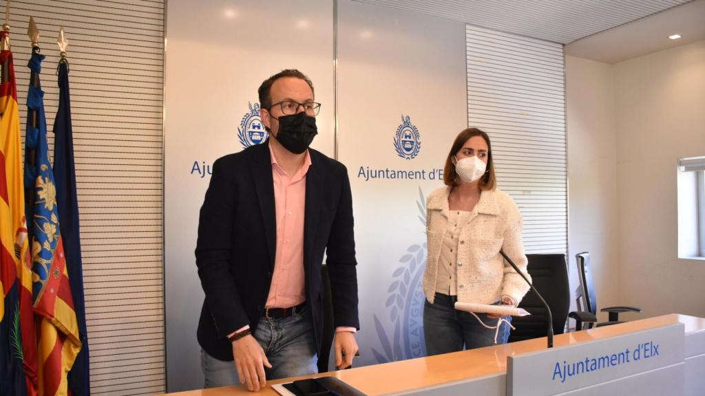 El concejal del PSOE Héctor Díez y la de Compromís, Esther Díez