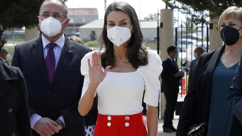 La reina Letizia llegando al acto con el que cierra su semana de trabajo.