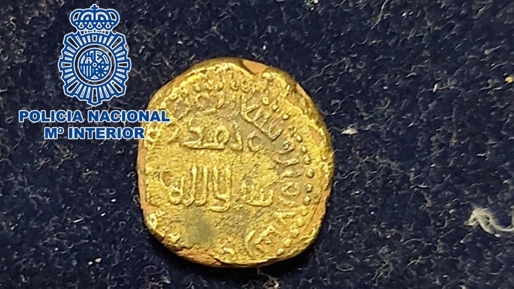 Se trata de un dinar bilingüe o de indicción, del que tan solo hay localizados 24 ejemplares