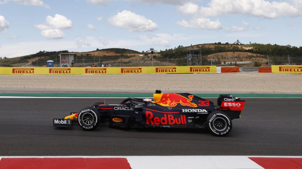 Max Verstappen con su Red Bull rodando en Portimao