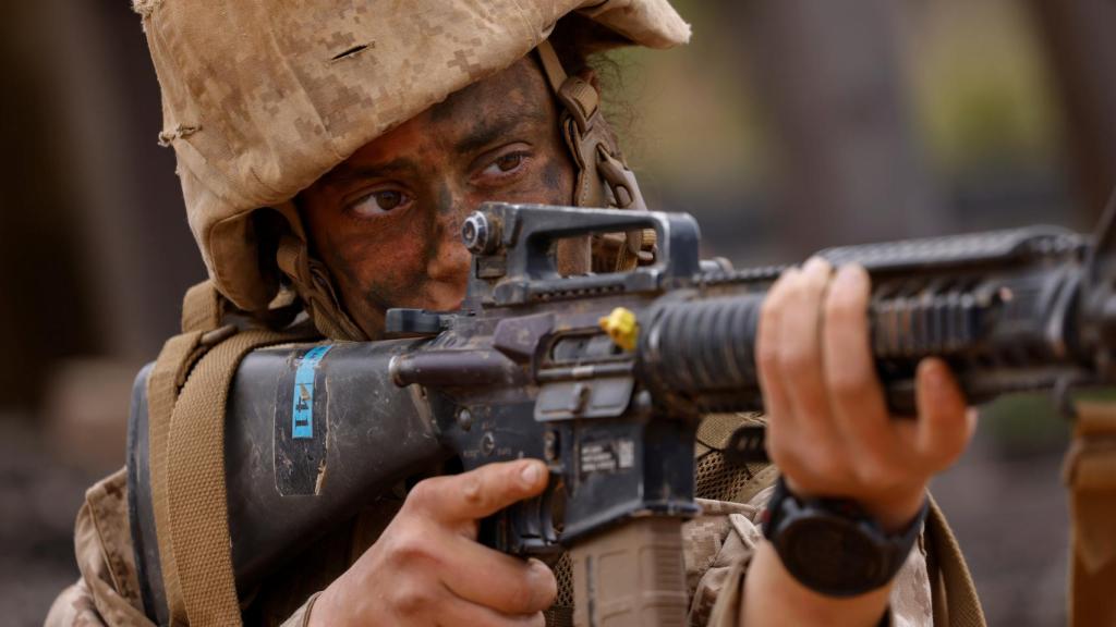Una recluta del Depósito de Reclutamiento del Cuerpo de Marines de EE. UU. durante el agotador entrenamiento del crisol