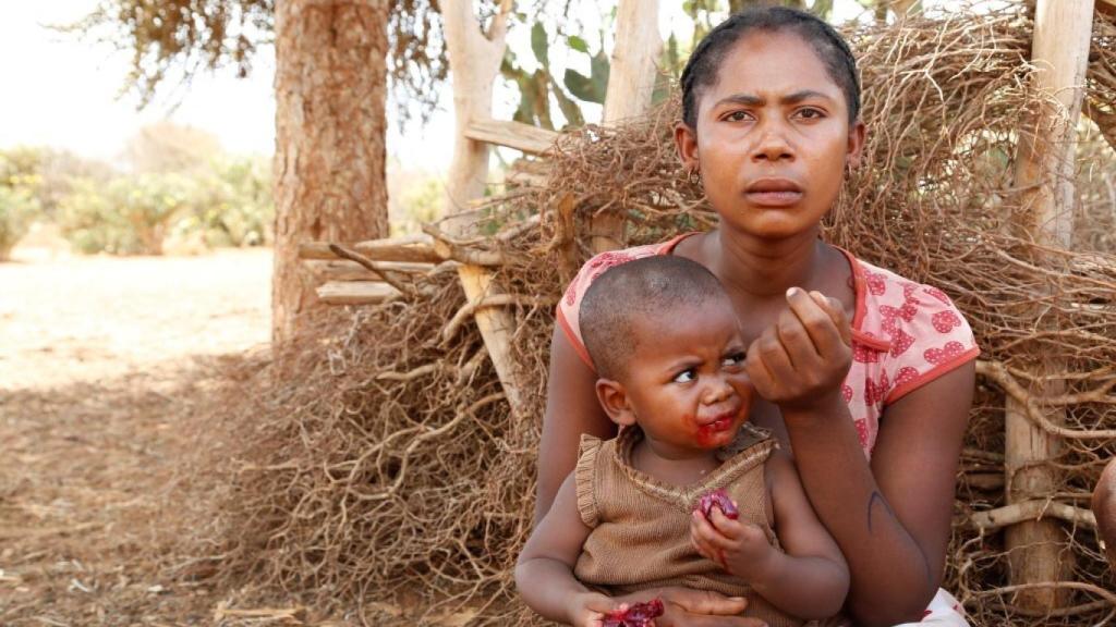 Imagen de archivo de una madre con un niño en una hambruna pasada en Madagascar.