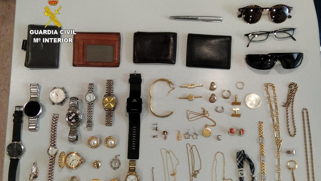 Algunos de los objetos robados por el detenido.